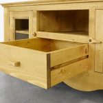 drewniana szafka rtv do salonu