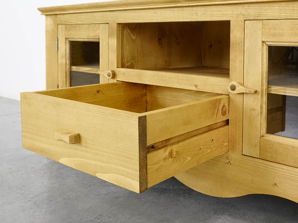 drewniana szafka rtv do salonu