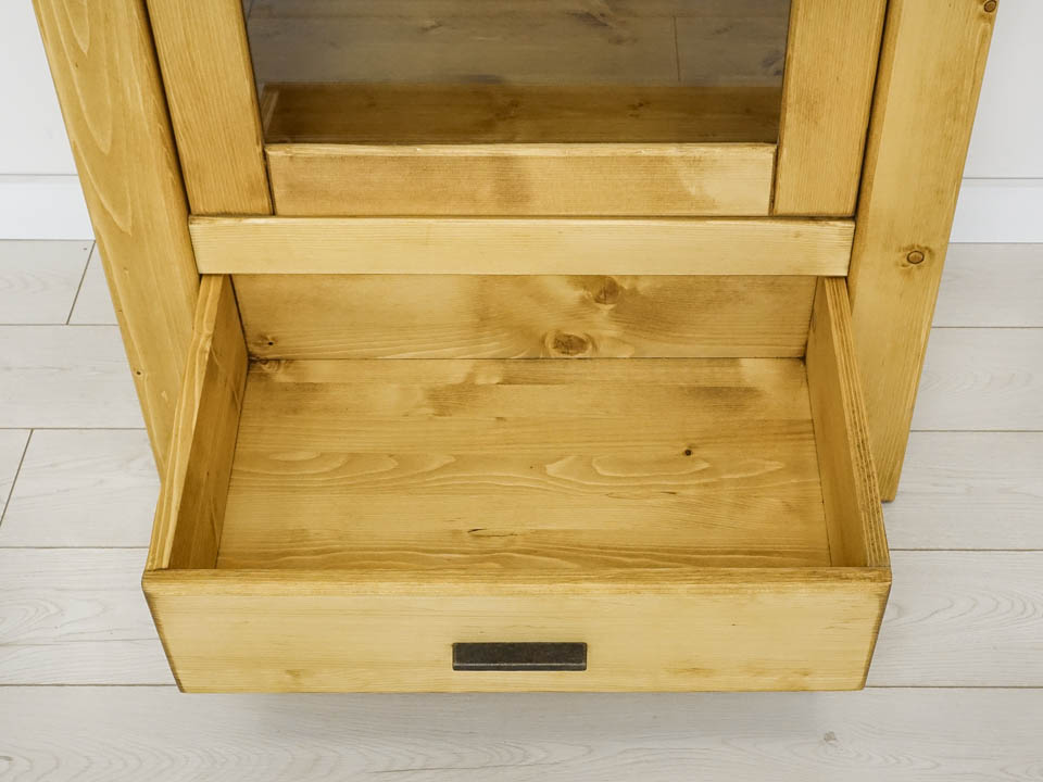 drewniana witryna do jadalni