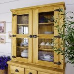 drewniana witryna do salonu