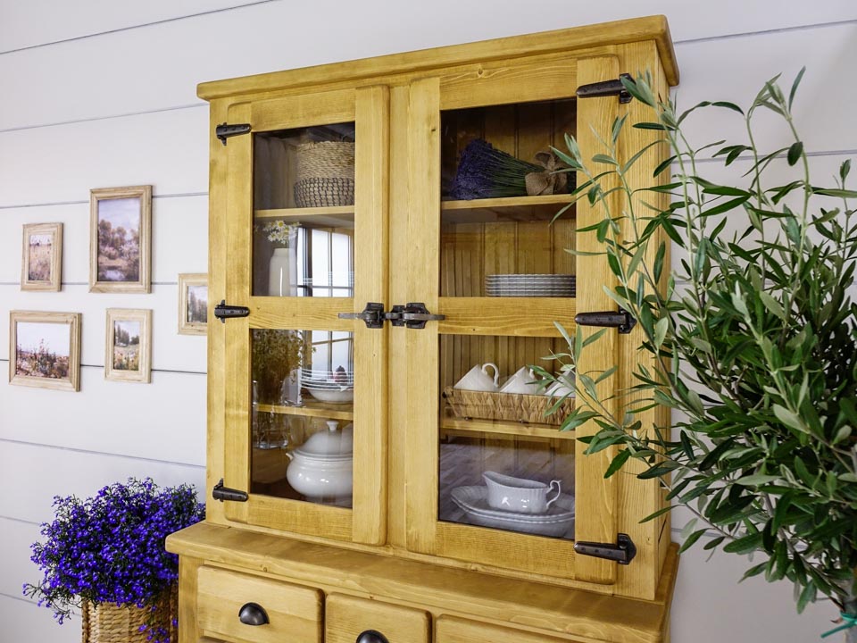 drewniana witryna do salonu