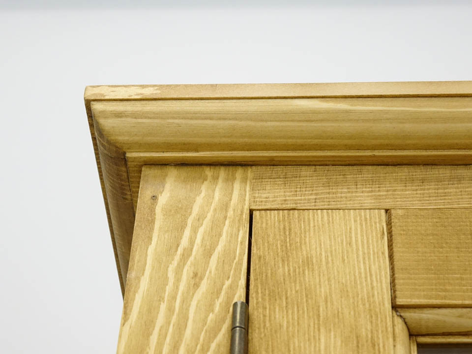 drewniana witryna do salonu