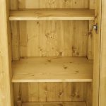 drewniana witryna do salonu