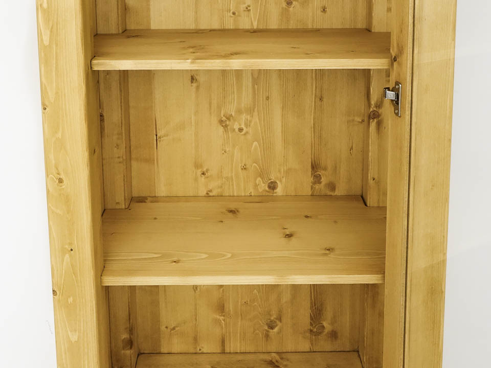 drewniana witryna do salonu