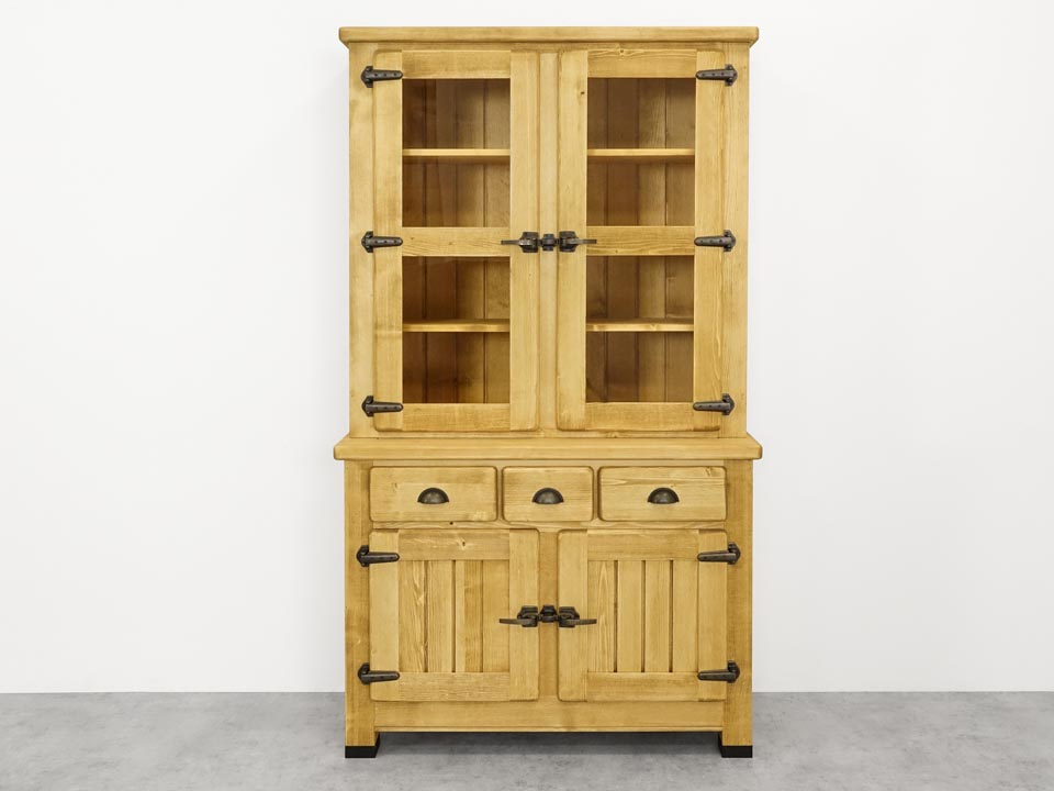 drewniana witryna do salonu