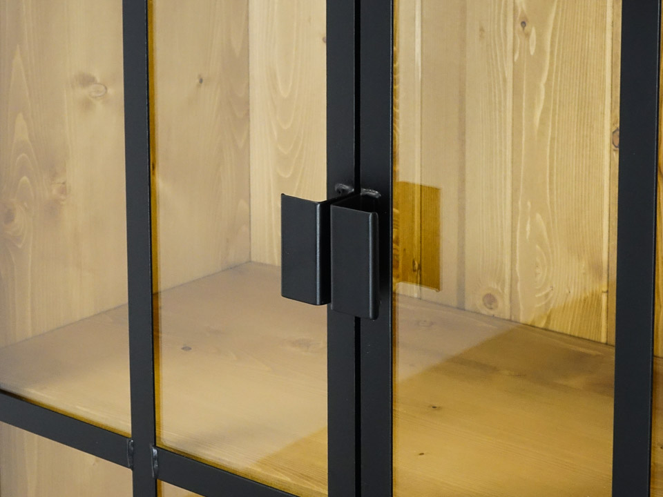 drewniana witryna industrialna