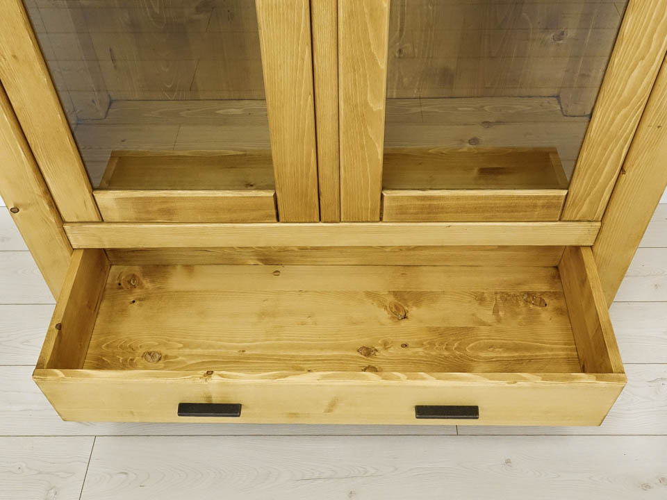 drewniana witryna klasyczna