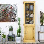 drewniana witryna loftowa do salonu wąska