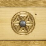 drewniana witryna ozdobna