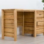 drewniane biurko z szufladami