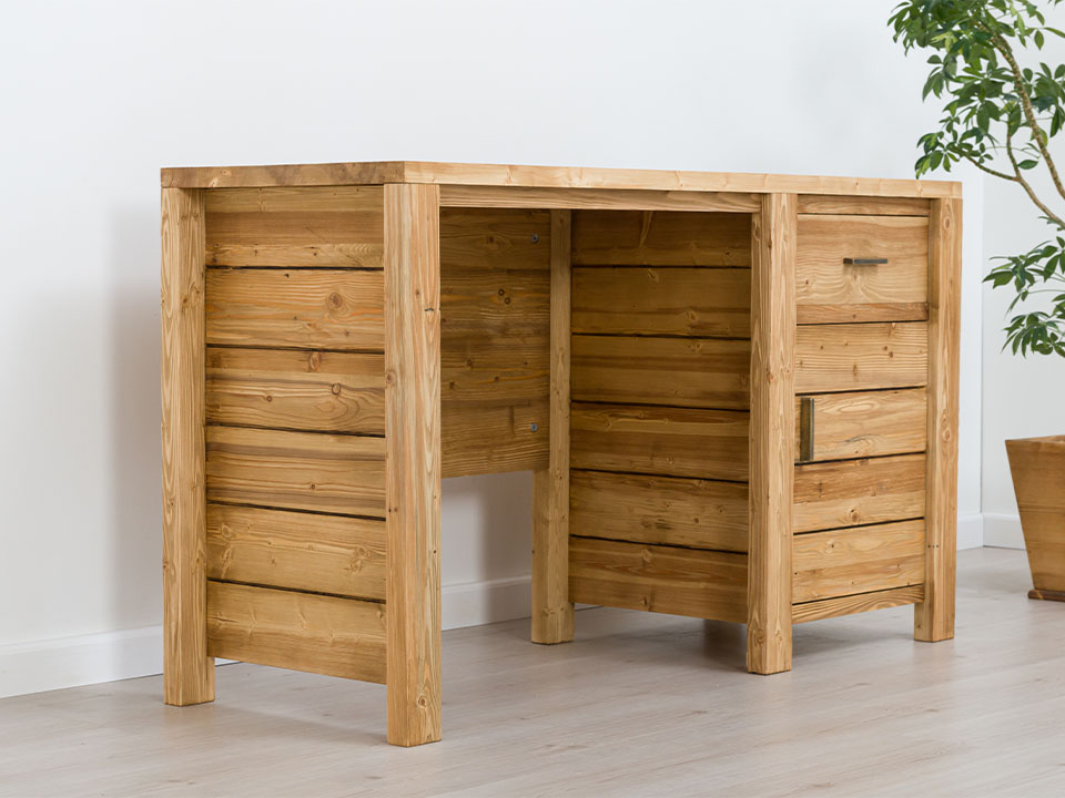 drewniane biurko z szufladami