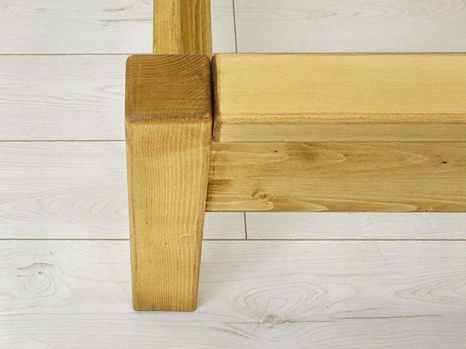 drewniane klasyczne łóżko do sypialni