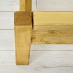 drewniane klasyczne łóżko do sypialni