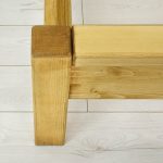 drewniane klasyczne łóżko do sypialni