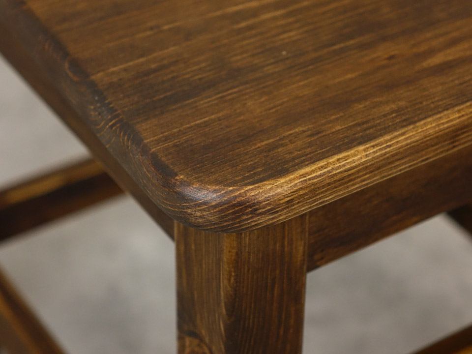 drewniane krzesło wiejskie