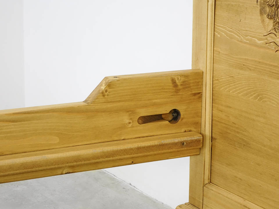 drewniane łóżka do sypialni