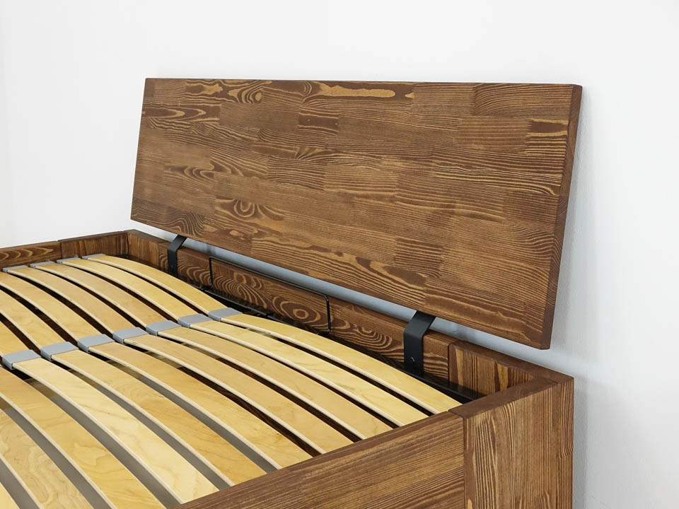 drewniane łóżko do sypialni