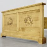 drewniane łóżko zdobione górlaskie