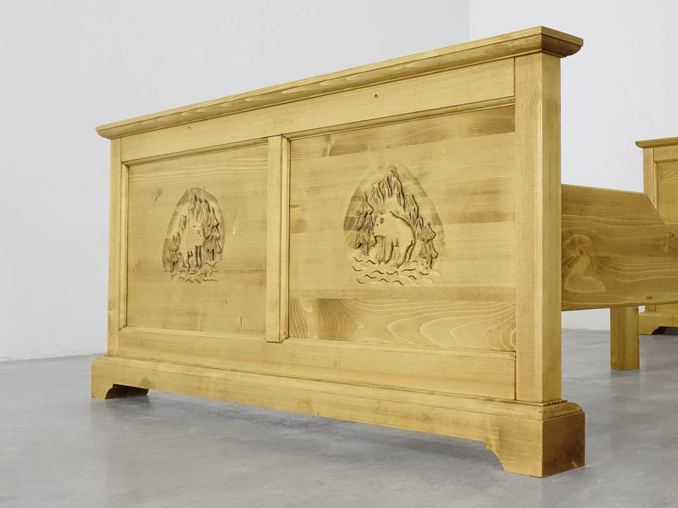 drewniane łóżko zdobione górlaskie