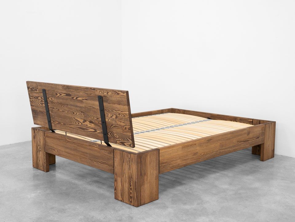 drewniane łóżko