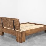 drewniane łóżko