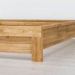 drewniane łóżko do sypialni