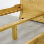 drewniane łóżko do sypialni