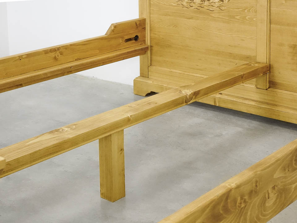 drewniane łóżko do sypialni