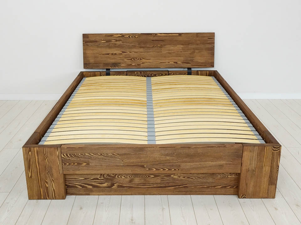 drewniane łóżko do sypialni