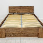 drewniane łóżko do sypialni