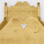 drewniane łóżko do sypialni