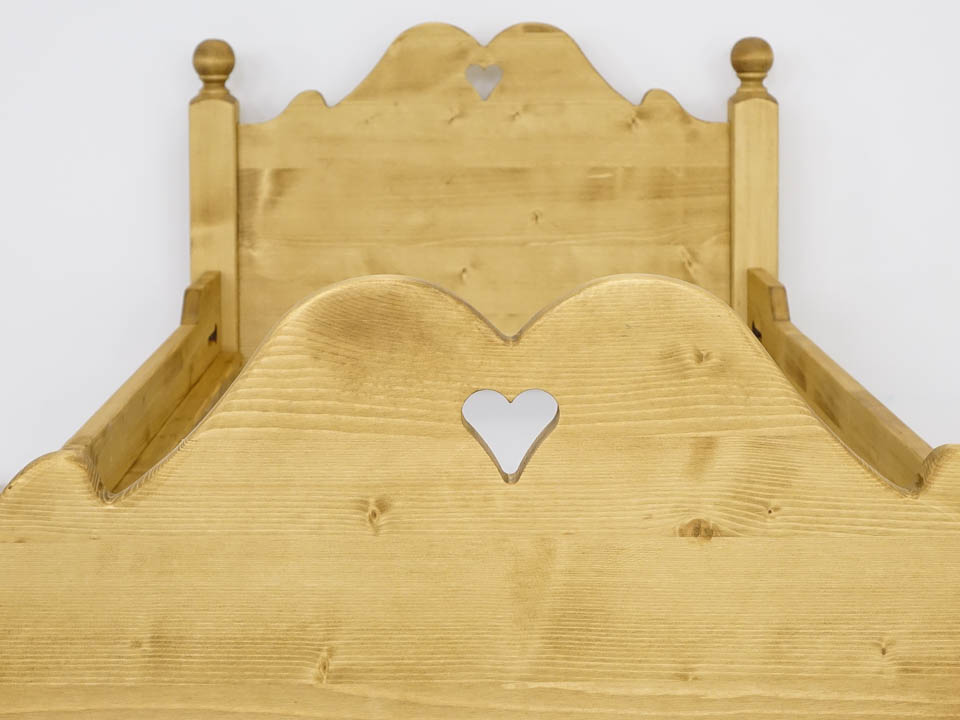 drewniane łóżko do sypialni