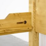 drewniane łóżko góralskie