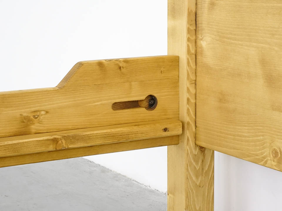 drewniane łóżko góralskie