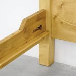 drewniane łóżko góralskie