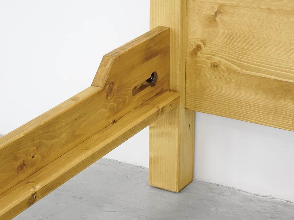 drewniane łóżko góralskie