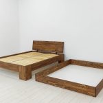 drewniane łóżko sosnowe do sypialni z pojemnikiem