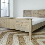 drewniane łóżko sosnowe do sypialni
