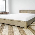 drewniane łóżko sosnowe z materacem