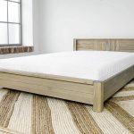 drewniane łóżko sosnowe z materacem