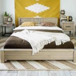 drewniane łóżko sosnowe do sypialni