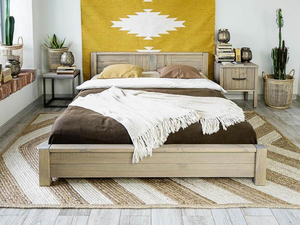 drewniane łóżko sosonowe do sypialni