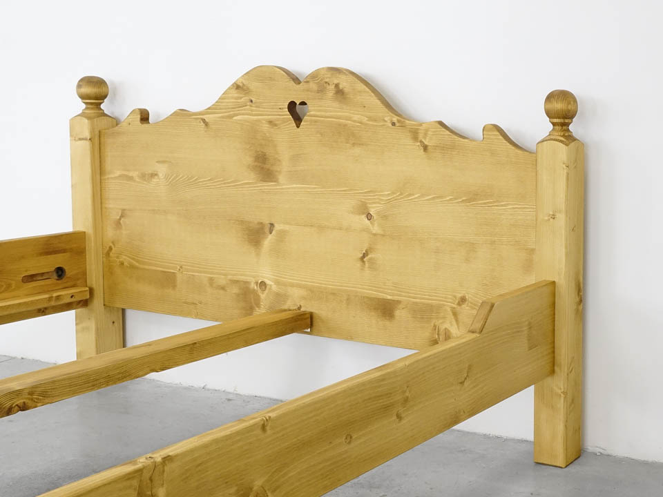 drewniane łóżko świerkowe