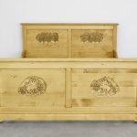 drewniane łóżko świerkowe do sypialni