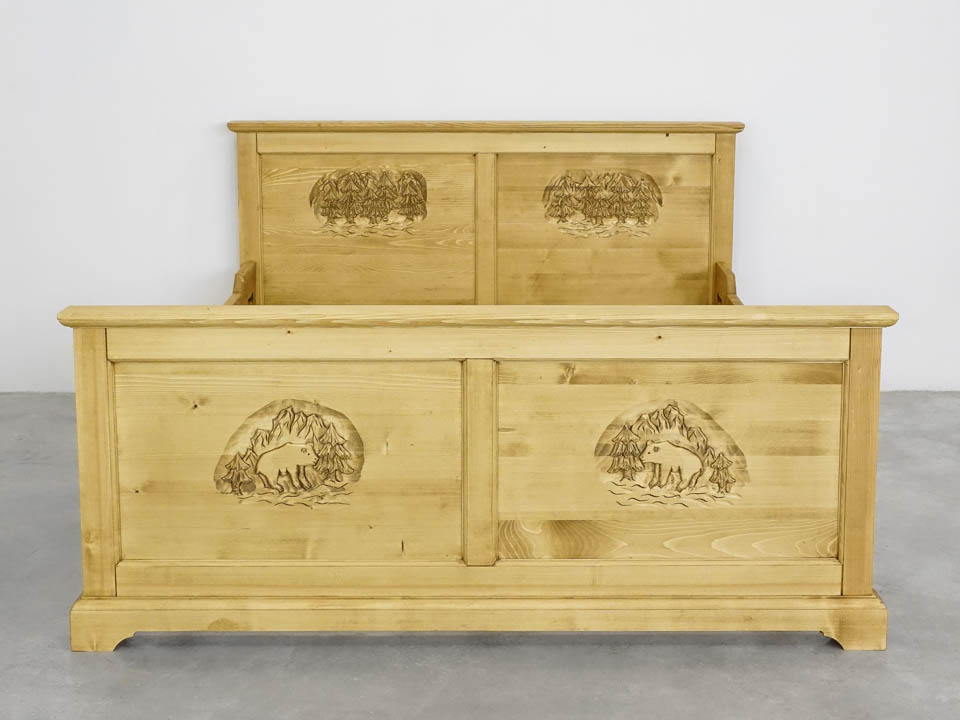 drewniane łóżko świerkowe do sypialni