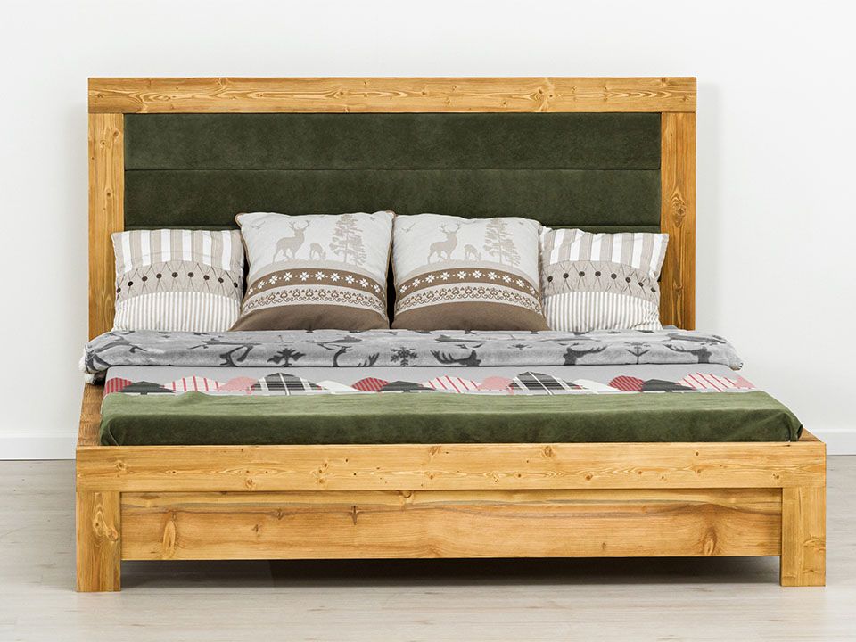 drewniane łóżko z tapicerowanym wezgłowiem