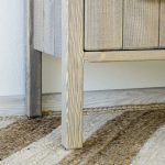 drewniane meble na wysokich nóżkach