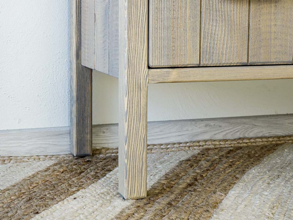 drewniane meble na wysokich nóżkach