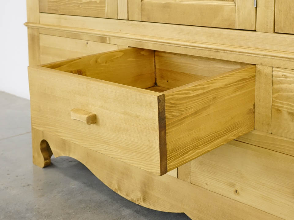 drewniane szafy z szufladami