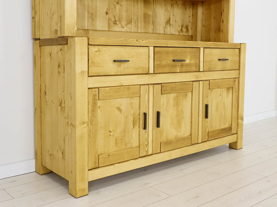drewniany kredens klasyczny do jadalni